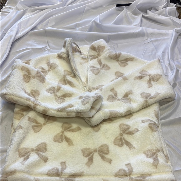 Gilly Hicks Sweaters - Gilly Hicks Cream Bow Turtleneck Sweater